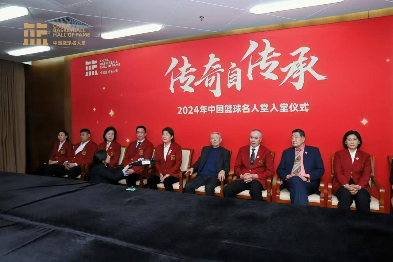 荣誉名人堂成员现身球场，助威球队，掌声雷动的简单介绍