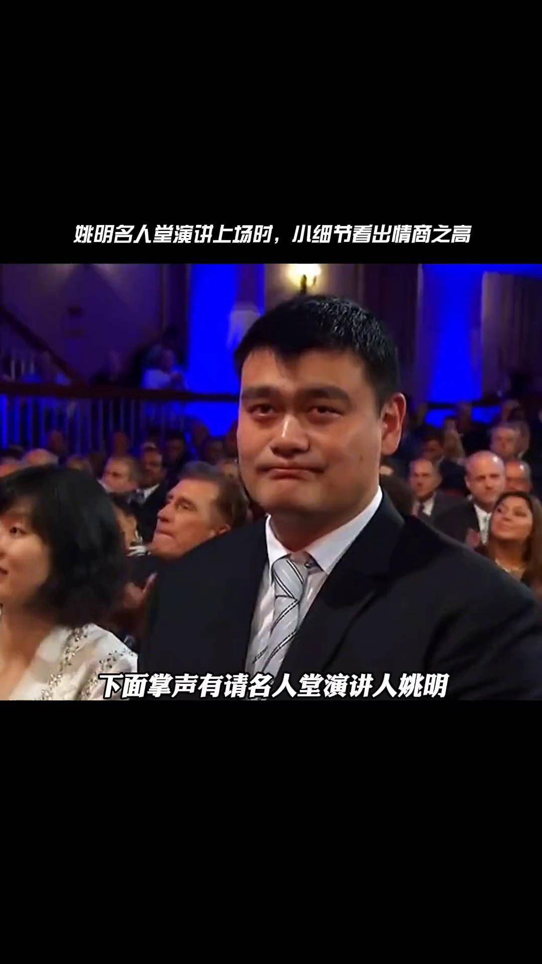 荣誉名人堂成员现身球场，助威球队，掌声雷动的简单介绍