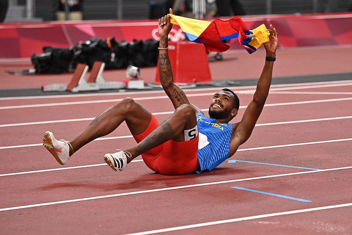 厄瓜多尔选手在马术比赛中奋勇拼搏,掌声雷动 厄瓜多尔选手在马术比赛中奋勇拼搏,掌声雷动