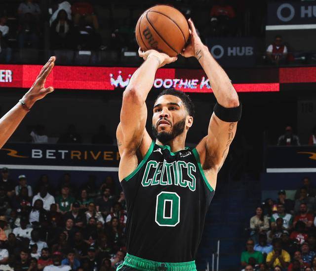 人后卫三分绝杀,带队逆转胜出,表现亮眼 人后卫三分绝杀,带队逆转胜出,表现亮眼