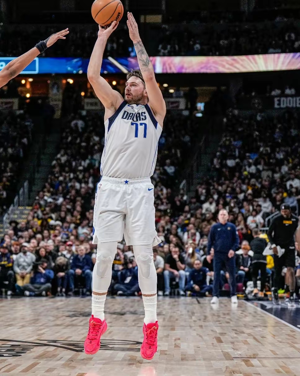 关于独行侠遭遇惨败，东契奇表现不佳成致命伤，战绩斐然的信息