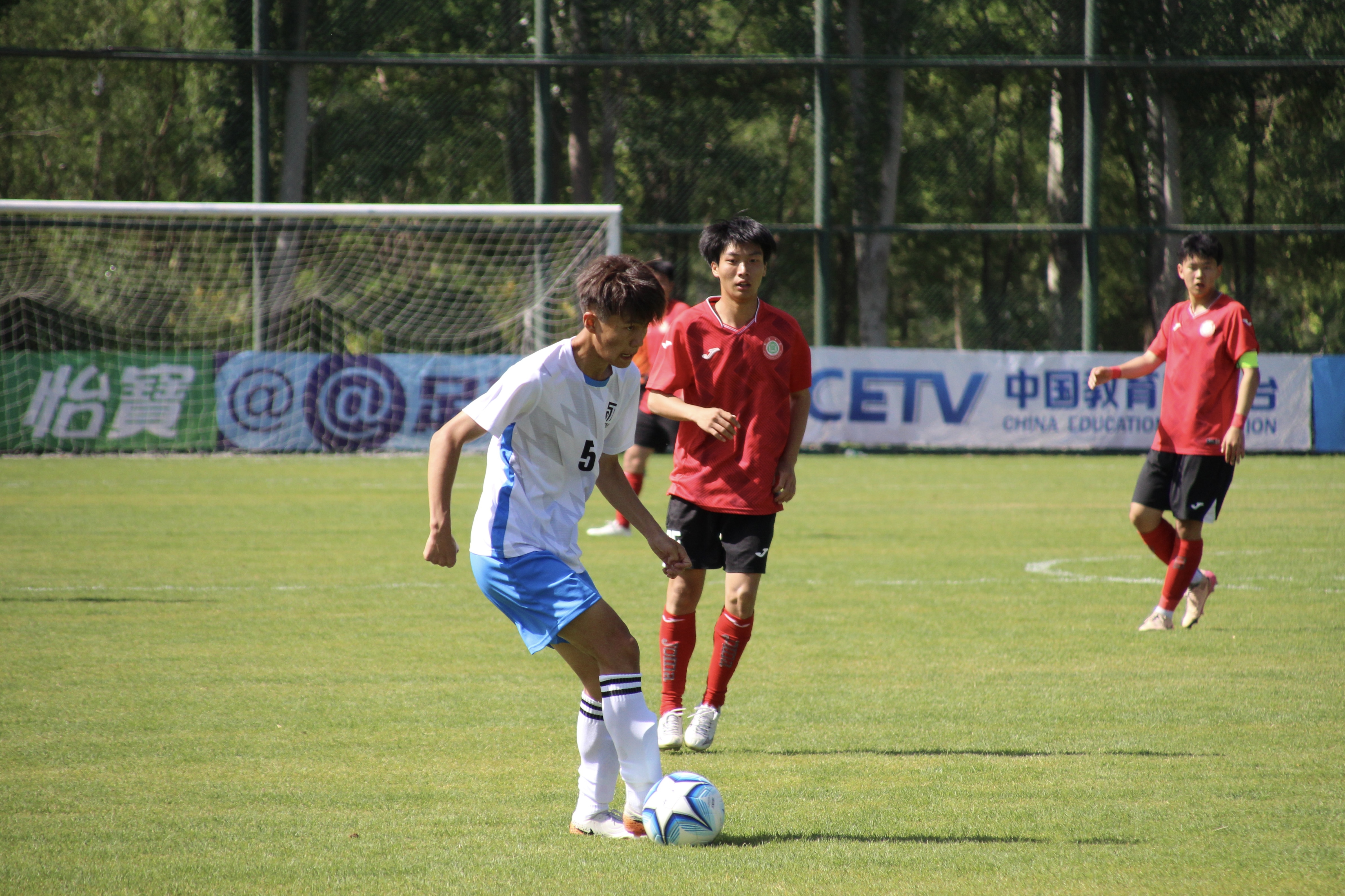 包含球场上的英雄们在预选赛中奋勇拼搏，气势如虹的词条