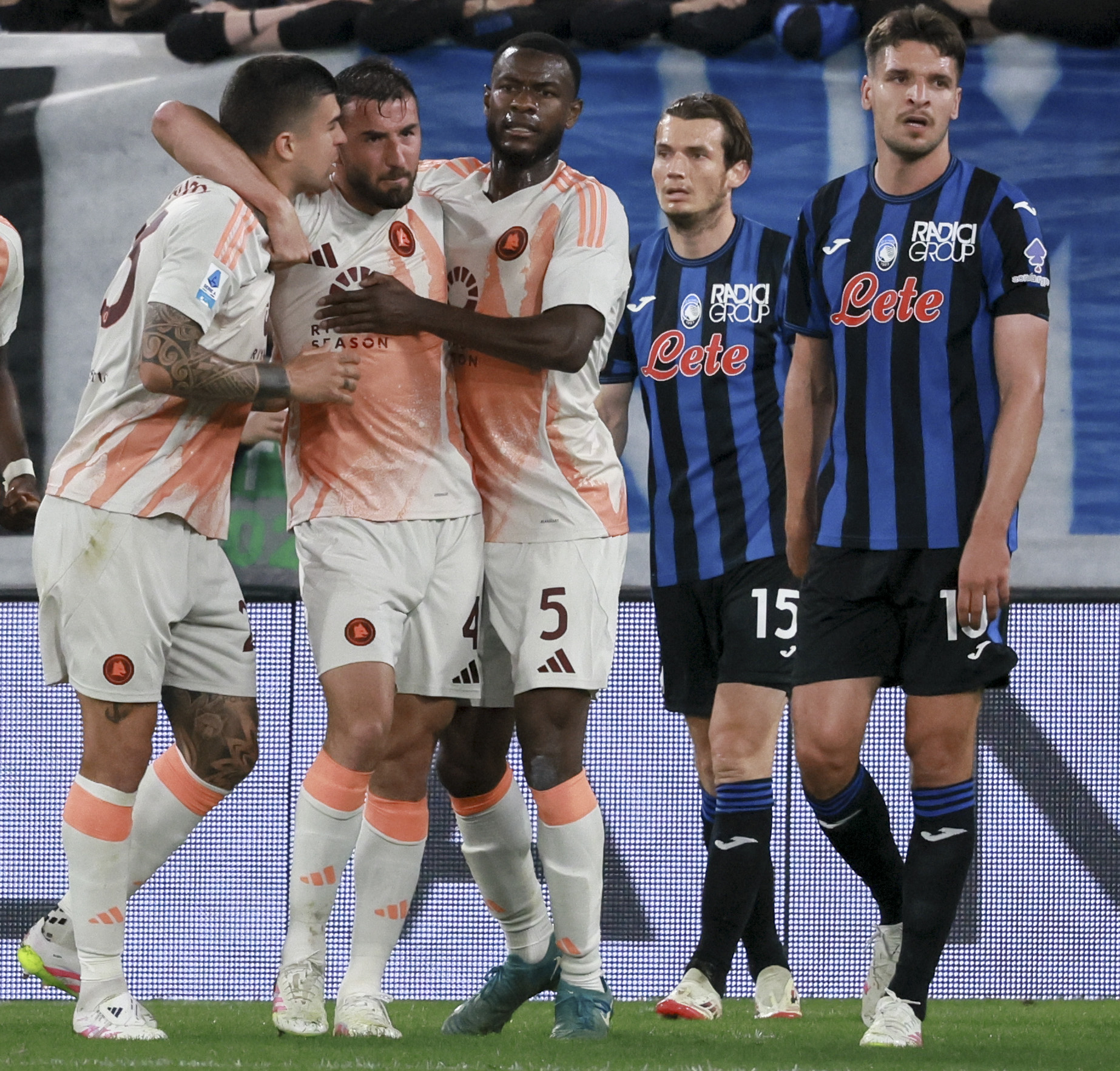 匈牙利队员备战罗马尼亚友谊赛，士气高昂，士气大振