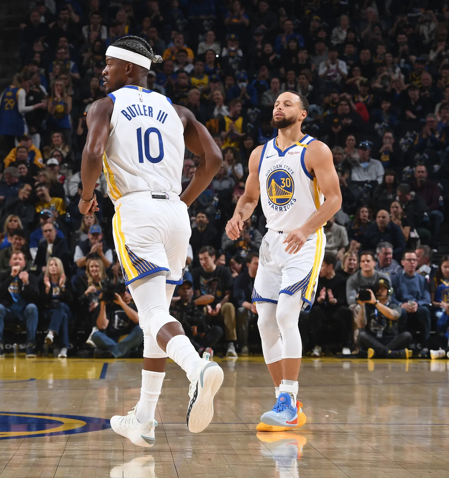 包含勇士队员互相支持，为战胜对手共同努力，振奋人心的词条