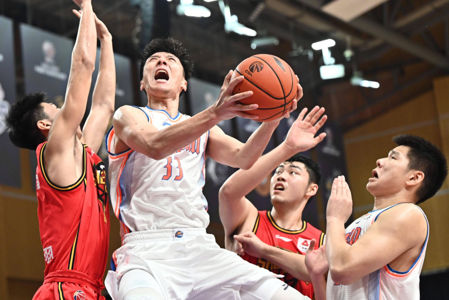 四川队险胜灰熊,库里状态火热 四川队险胜灰熊,库里状态火热